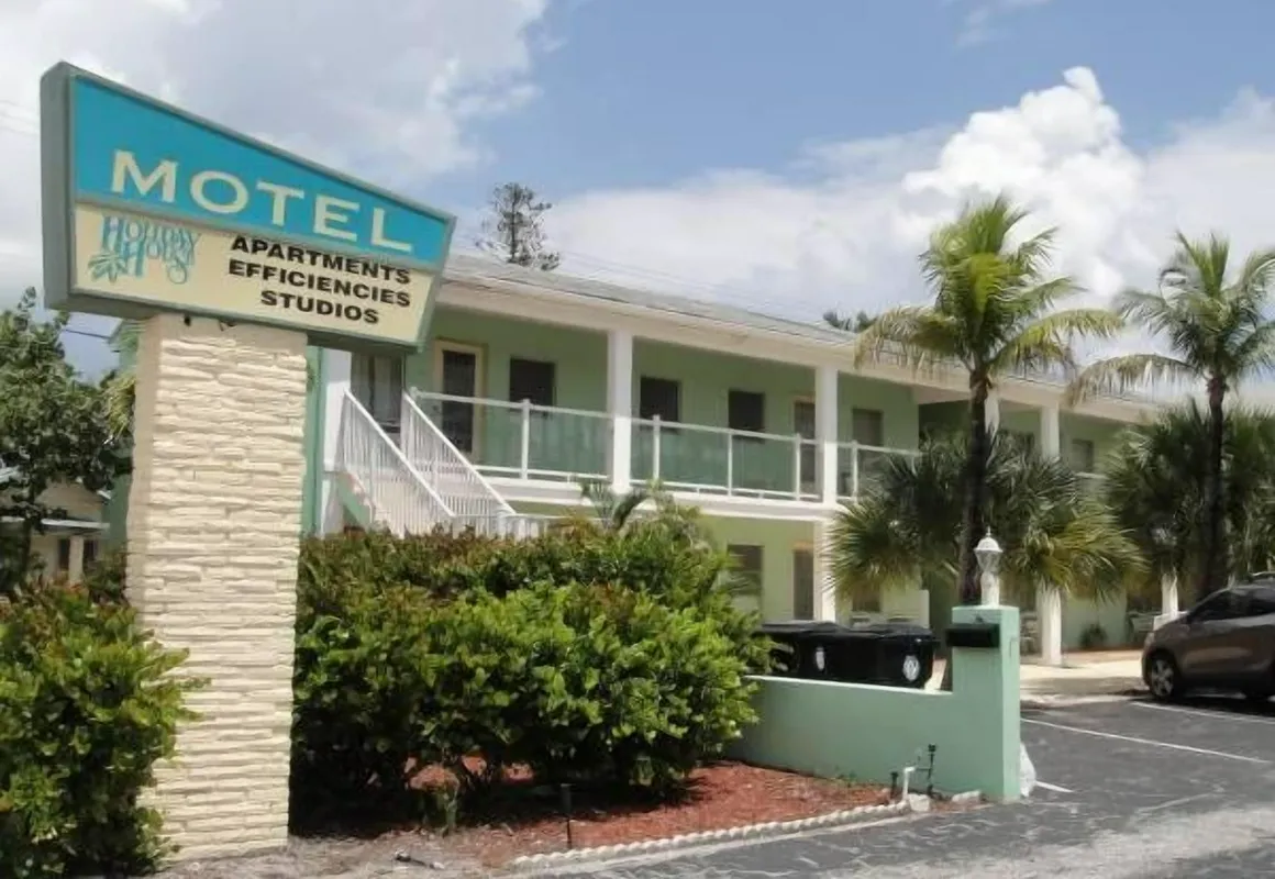 Holiday House Motel hotel hero