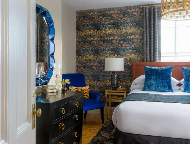 Gilded hotel detail image 2