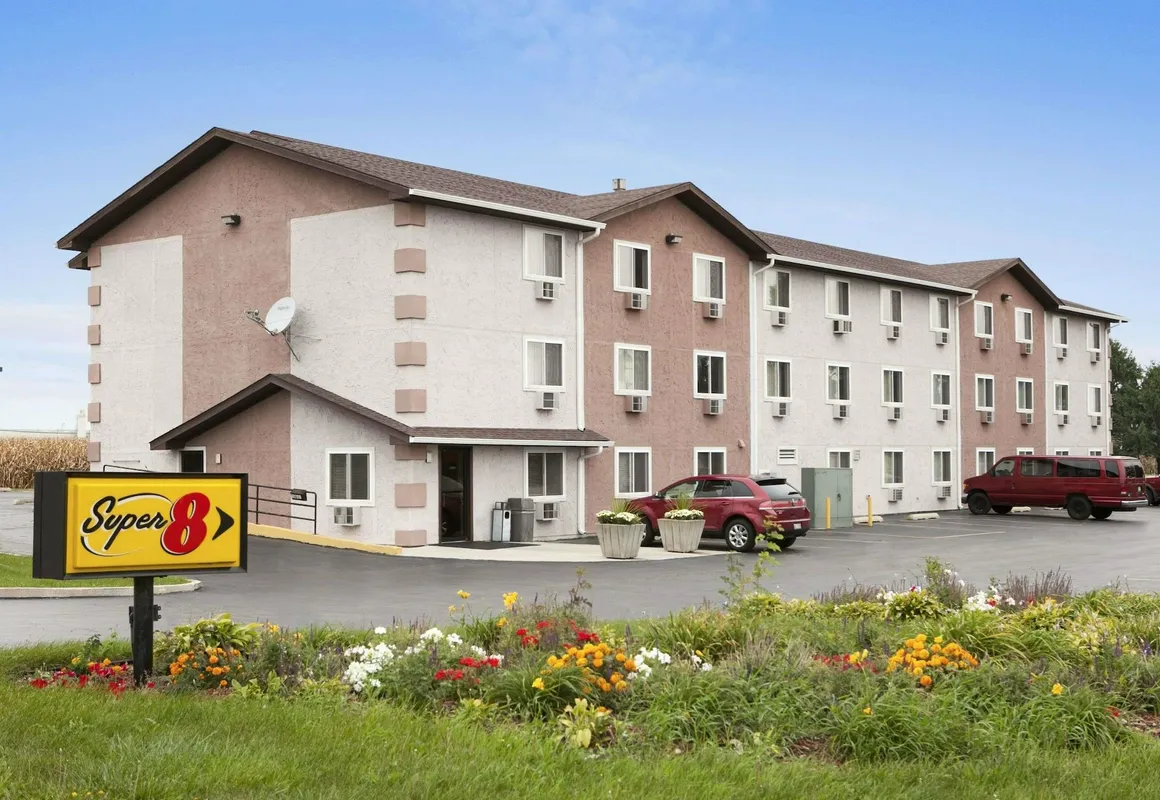 Super 8 by Wyndham Peru Starved Rock State Park hotel hero