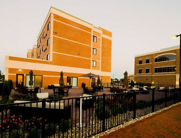 Courtyard Bay City hotel detail image 1