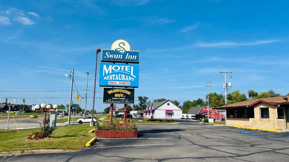 Capital O Swan Inn Comstock Park hotel hero