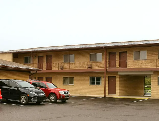 Capital O Swan Inn Comstock Park hotel detail image 2