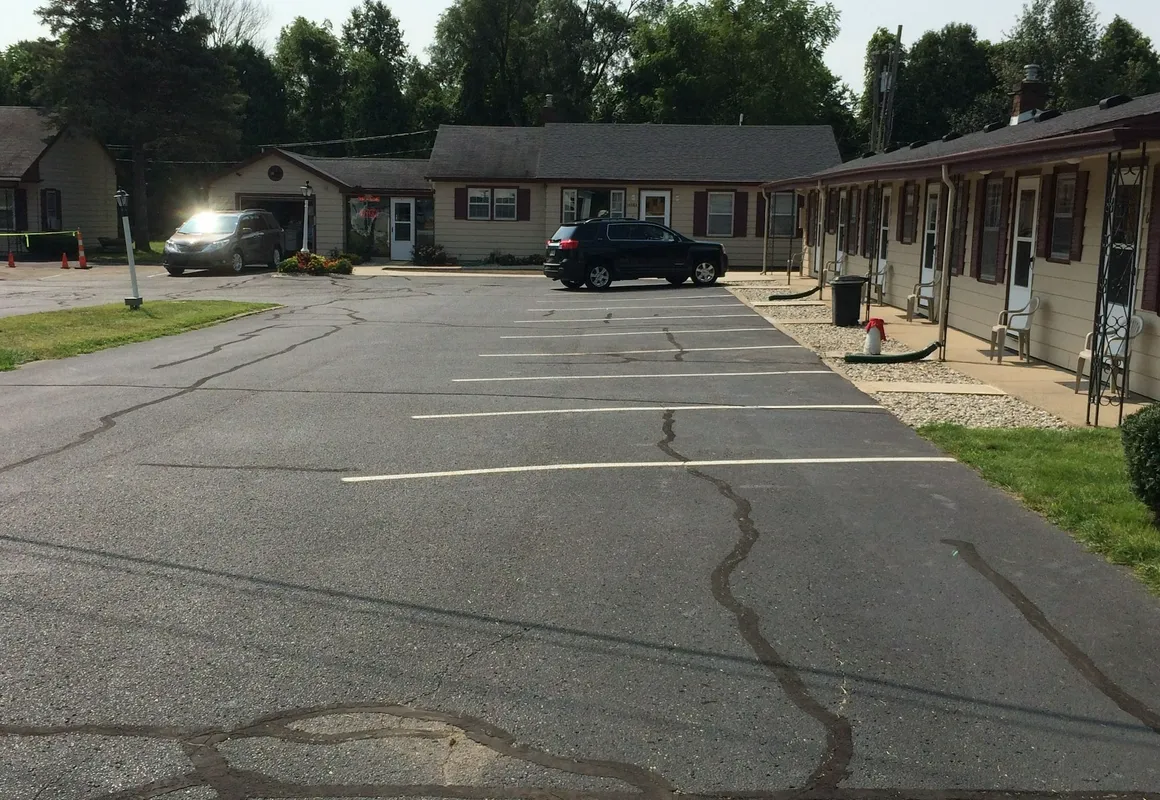 Howards Motel hotel hero