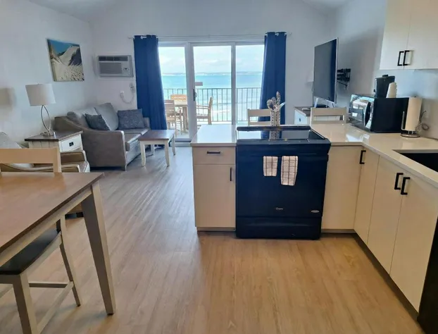 Pointes North Beachfront Hotel – 2 Person Spa Tub Studios hotel detail image 4