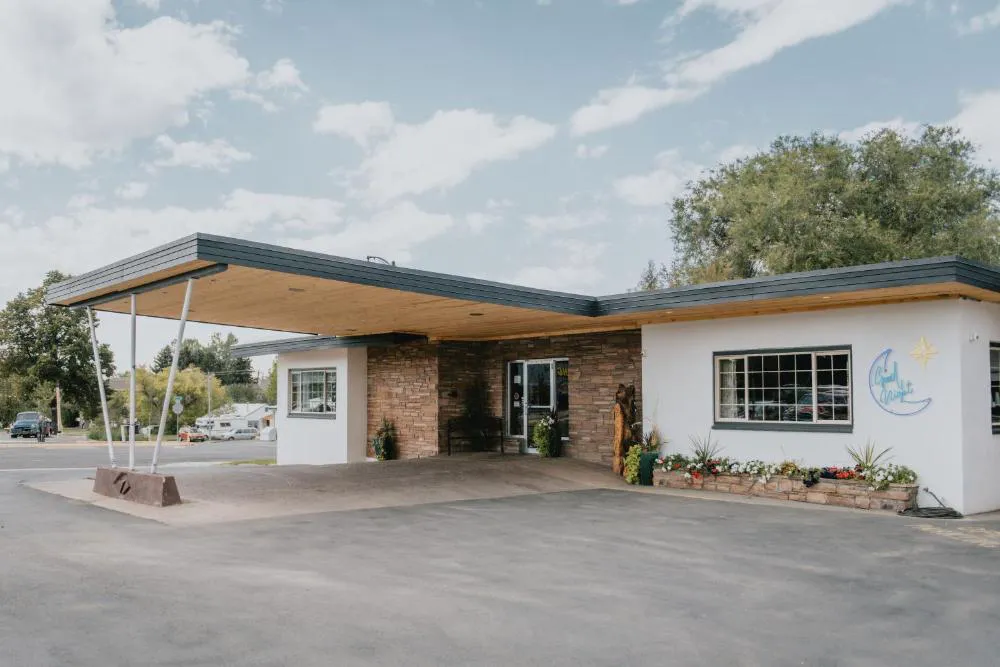 The Sapphire Motel hotel hero