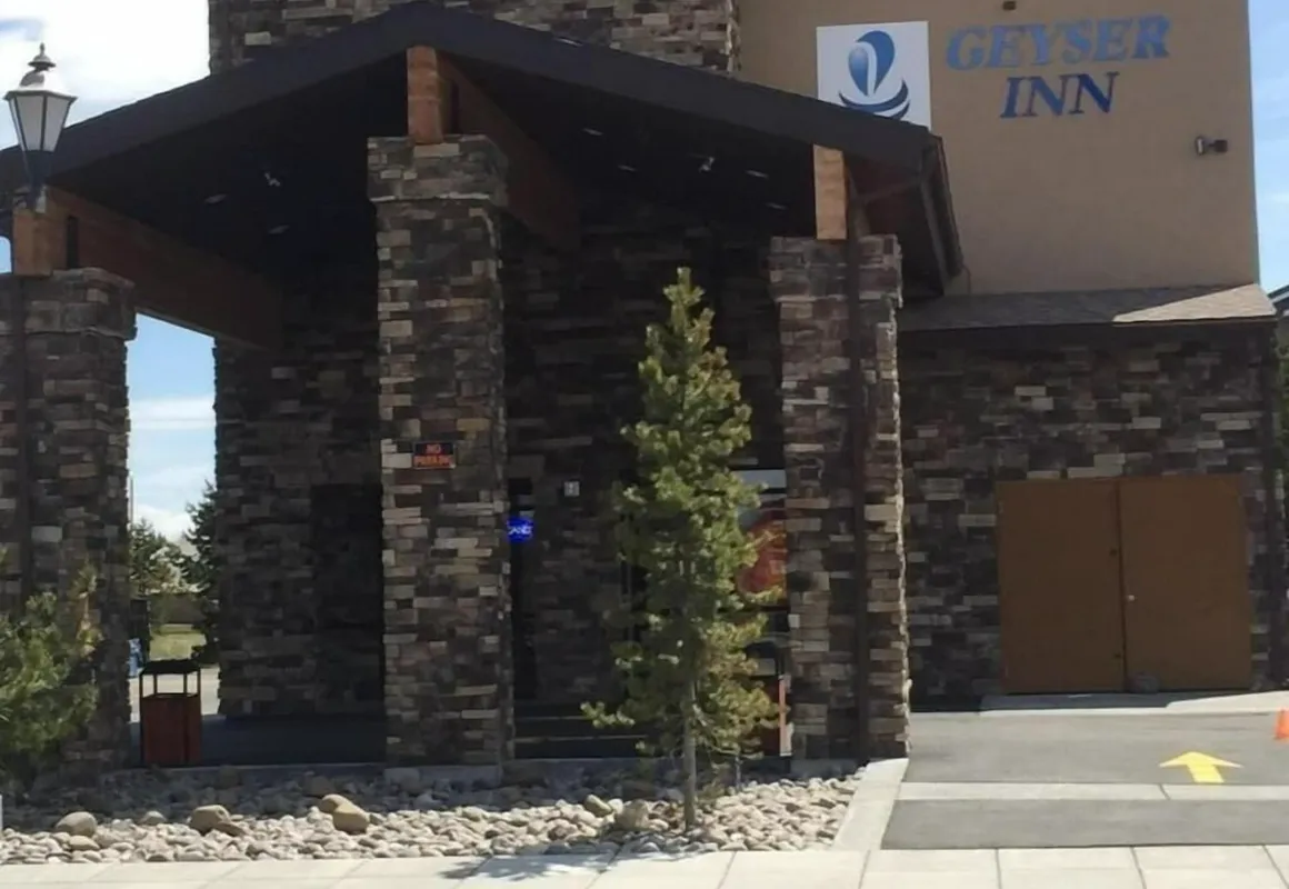 Geyser Inn hotel hero