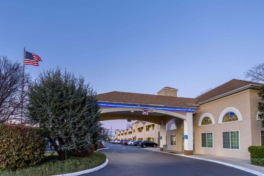 Days Inn & Suites by Wyndham Cherry Hill - Philadelphia hotel hero