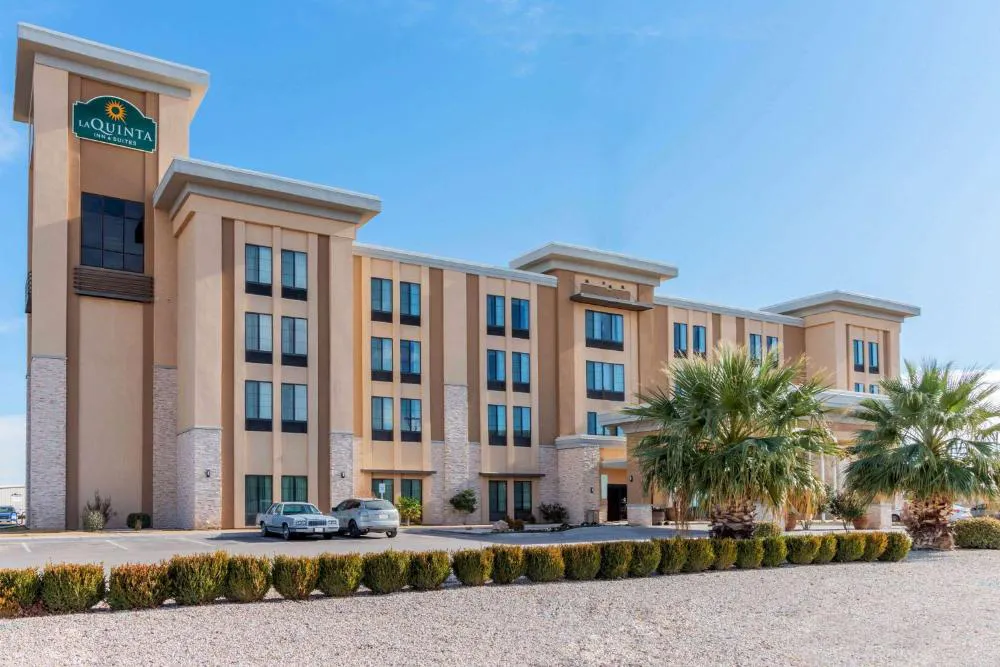 La Quinta Inn & Suites by Wyndham Carlsbad hotel hero