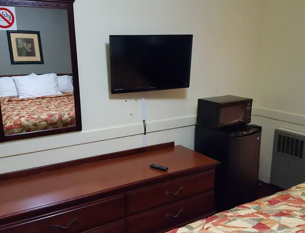 Colonial West Motel hotel detail image 4