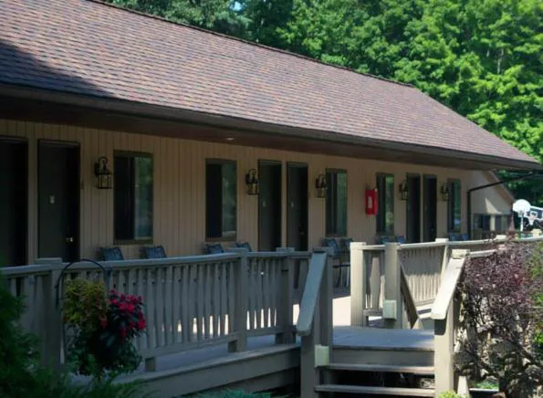 Tall Pines Motel hotel detail image 4