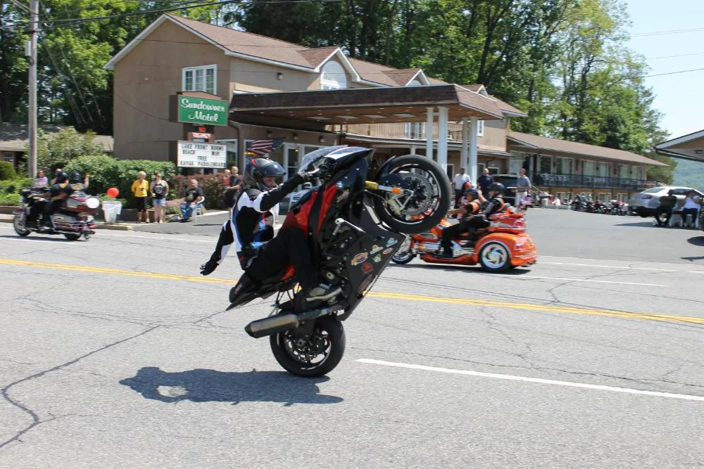 Sundowner on Lake George hotel hero