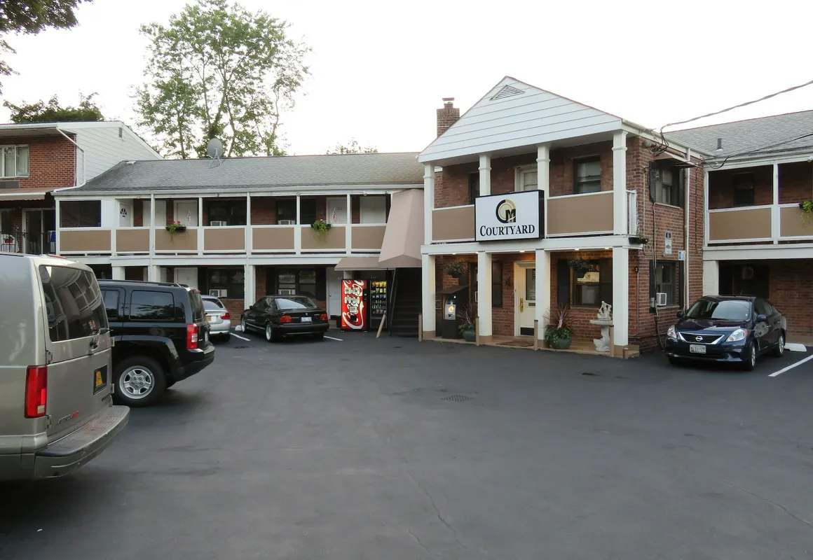 Central Motel Courtyard hotel hero