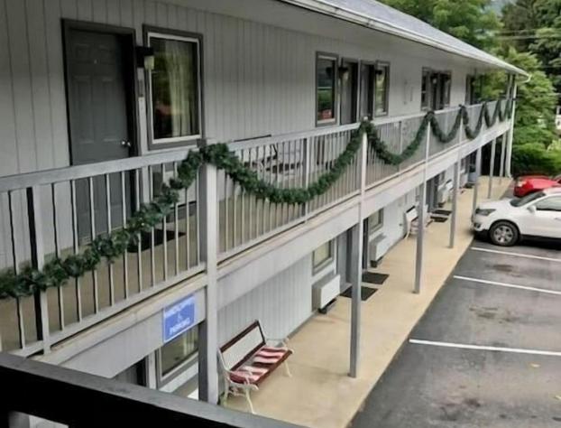 Four Seasons Inn hotel detail image 2