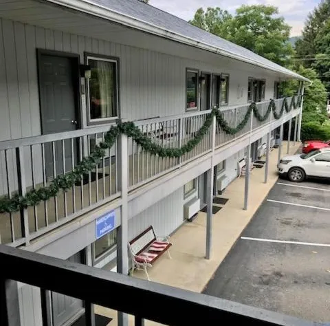 Four Seasons Inn hotel detail image 1