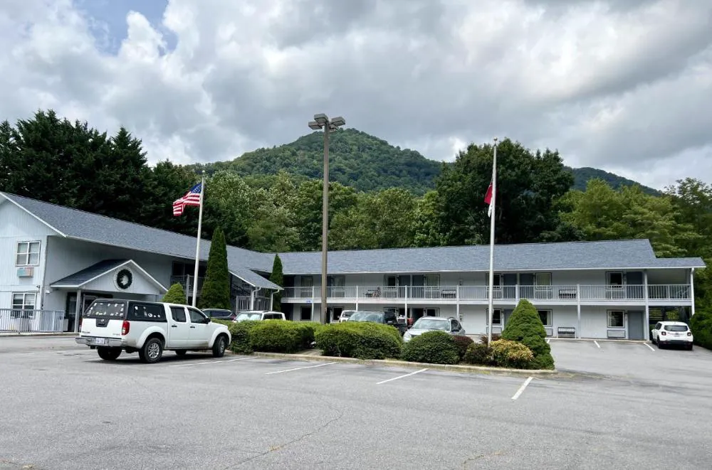 Four Seasons Inn hotel hero