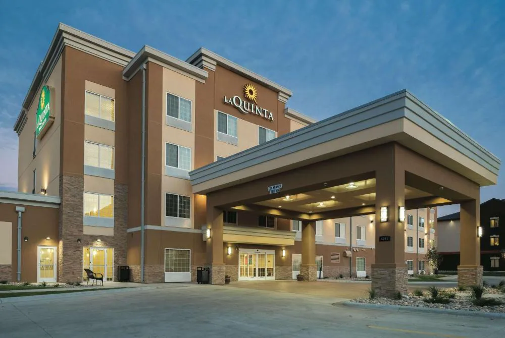 La Quinta Inn & Suites by Wyndham Grand Forks hotel hero
