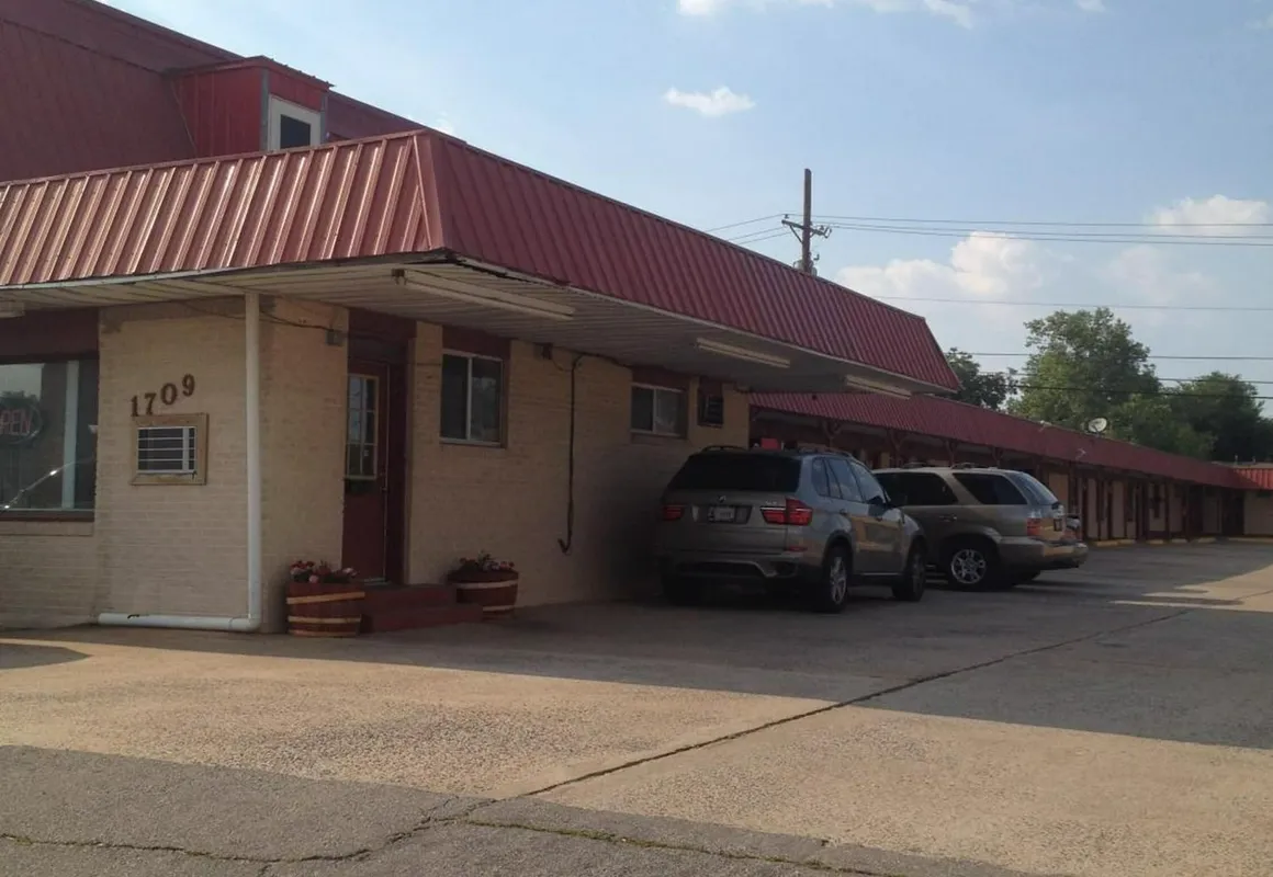 Deluxe Inn hotel hero