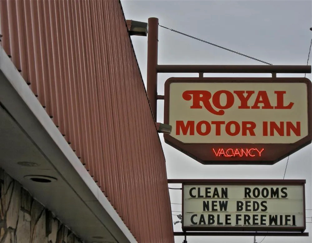 Royal Motor Inn hotel hero