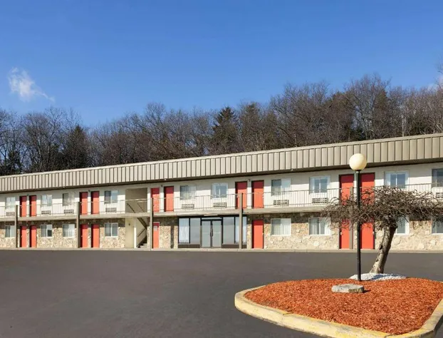 Super 8 by Wyndham Hazleton hotel detail image 1