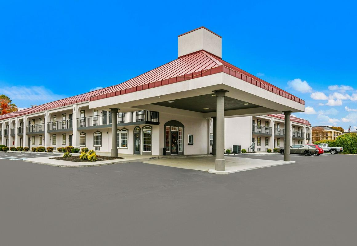 Red Roof Inn Knoxville North - Merchants Drive hotel hero
