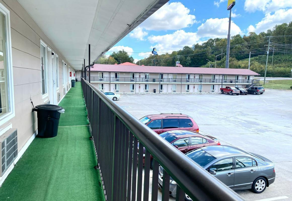 Economy Inn hotel hero