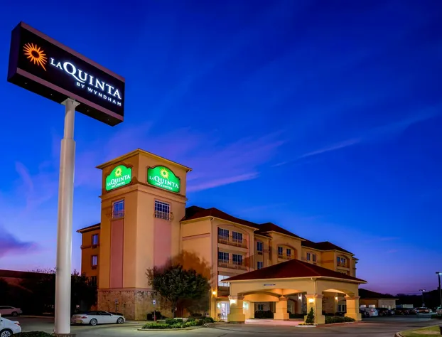La Quinta Inn & Suites by Wyndham DFW Airport West - Bedford hotel detail image 1