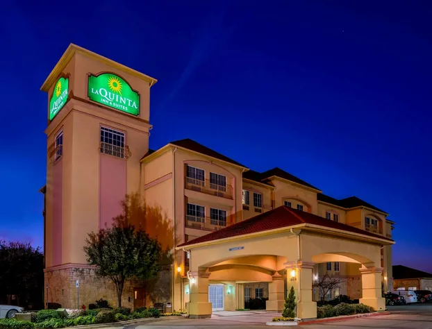 La Quinta Inn & Suites by Wyndham DFW Airport West - Bedford hotel detail image 3