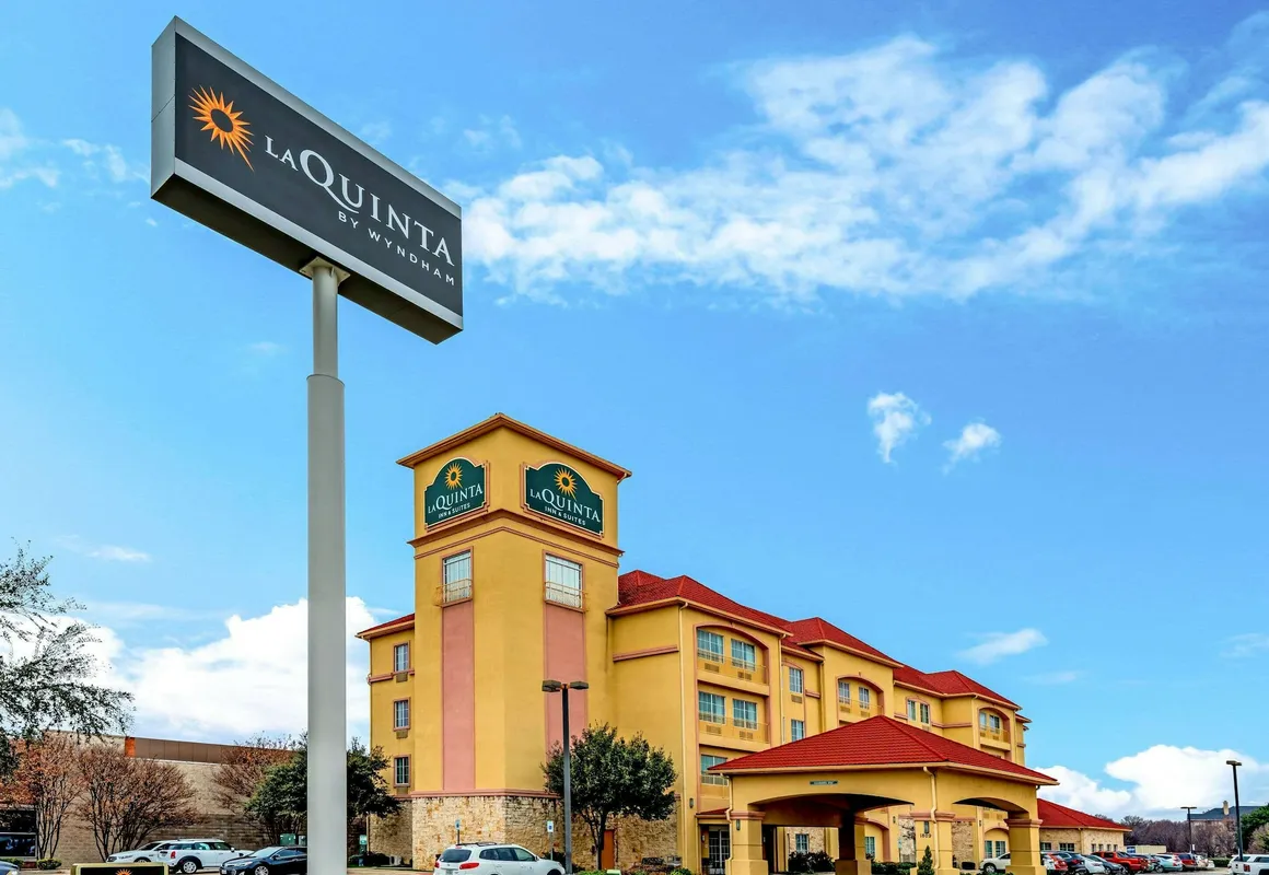 La Quinta Inn & Suites by Wyndham DFW Airport West - Bedford hotel hero
