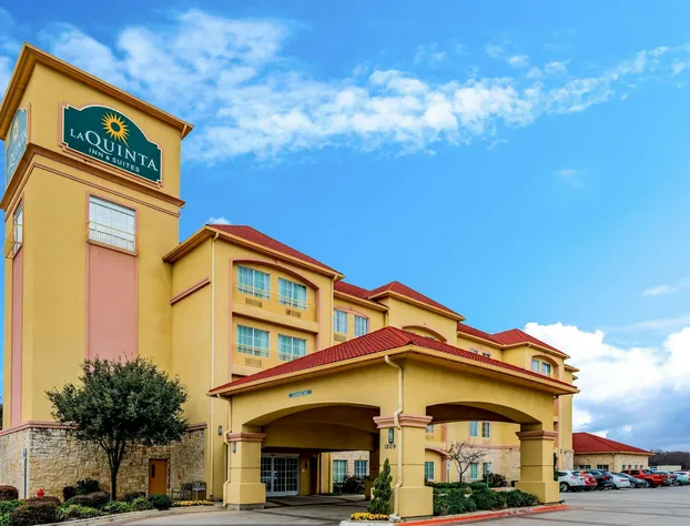 La Quinta Inn & Suites by Wyndham DFW Airport West - Bedford hotel detail image 2