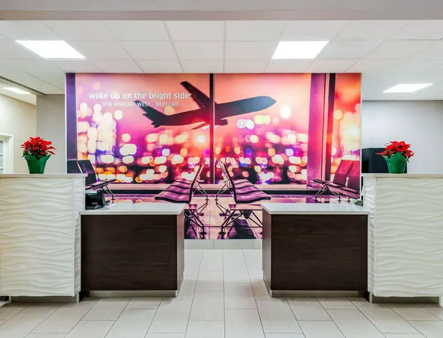 La Quinta Inn & Suites by Wyndham DFW Airport West - Bedford hotel detail image 4