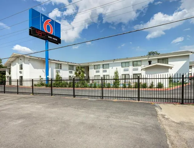 Motel 6 Dallas, TX - South hotel detail image 1