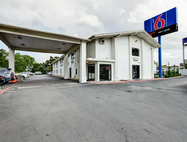 Motel 6 Dallas, TX - South hotel detail image 2