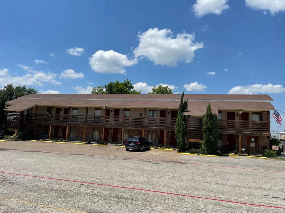 Granbury Inn & Suites hotel hero