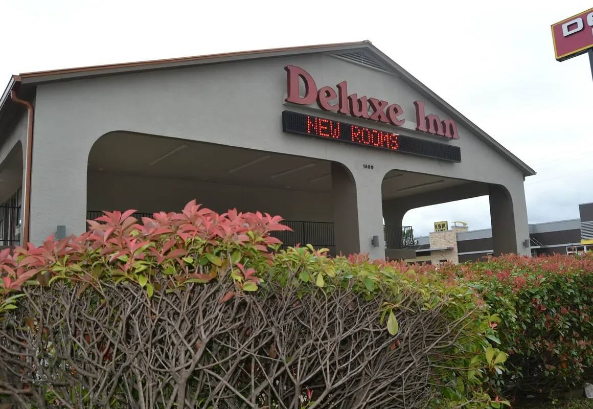 Deluxe INN hotel hero
