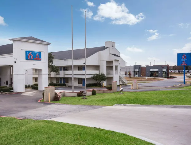 Motel 6 Irving, TX - Irving DFW Airport East hotel detail image 1