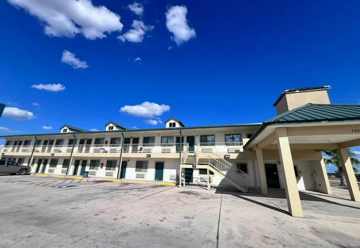 OYO Garden Inn and Suites Pearsall I-35 East hotel hero