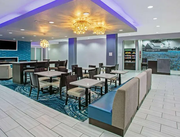 La Quinta Inn & Suites by Wyndham Victoria - South hotel detail image 3