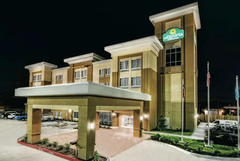 La Quinta Inn & Suites by Wyndham Victoria - South hotel hero