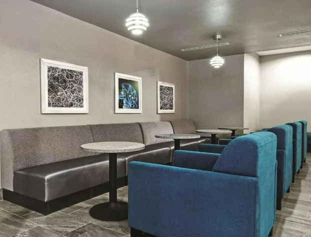 La Quinta Inn & Suites by Wyndham Victoria - South hotel detail image 2