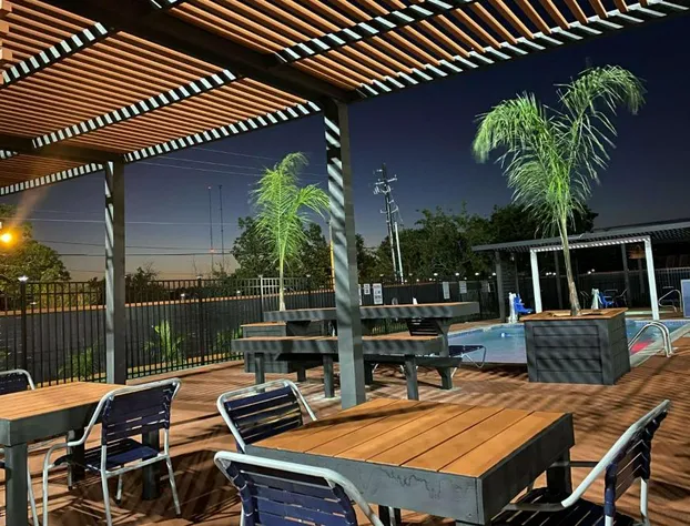 La Quinta Inn & Suites by Wyndham Victoria - South hotel detail image 4