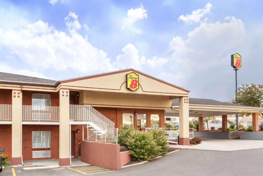 Super 8 by Wyndham Salina/Scenic Hills Area hotel hero
