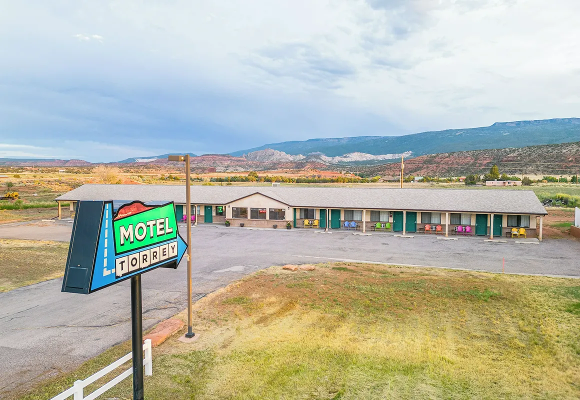 Motel Torrey hotel hero
