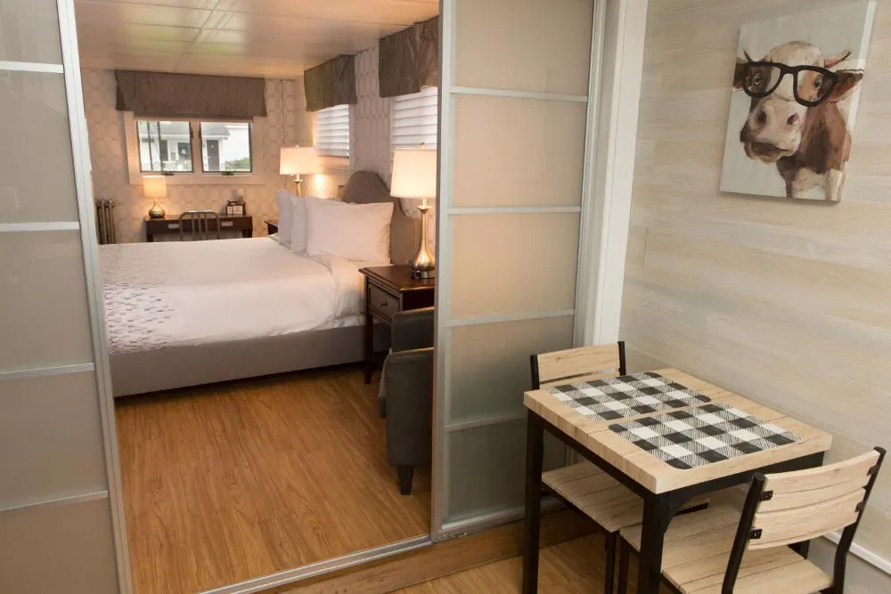 Knotty Pine Motel hotel hero