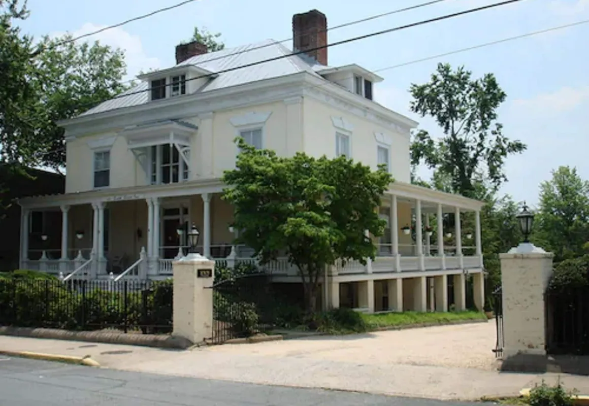 200 South Street Inn hotel hero