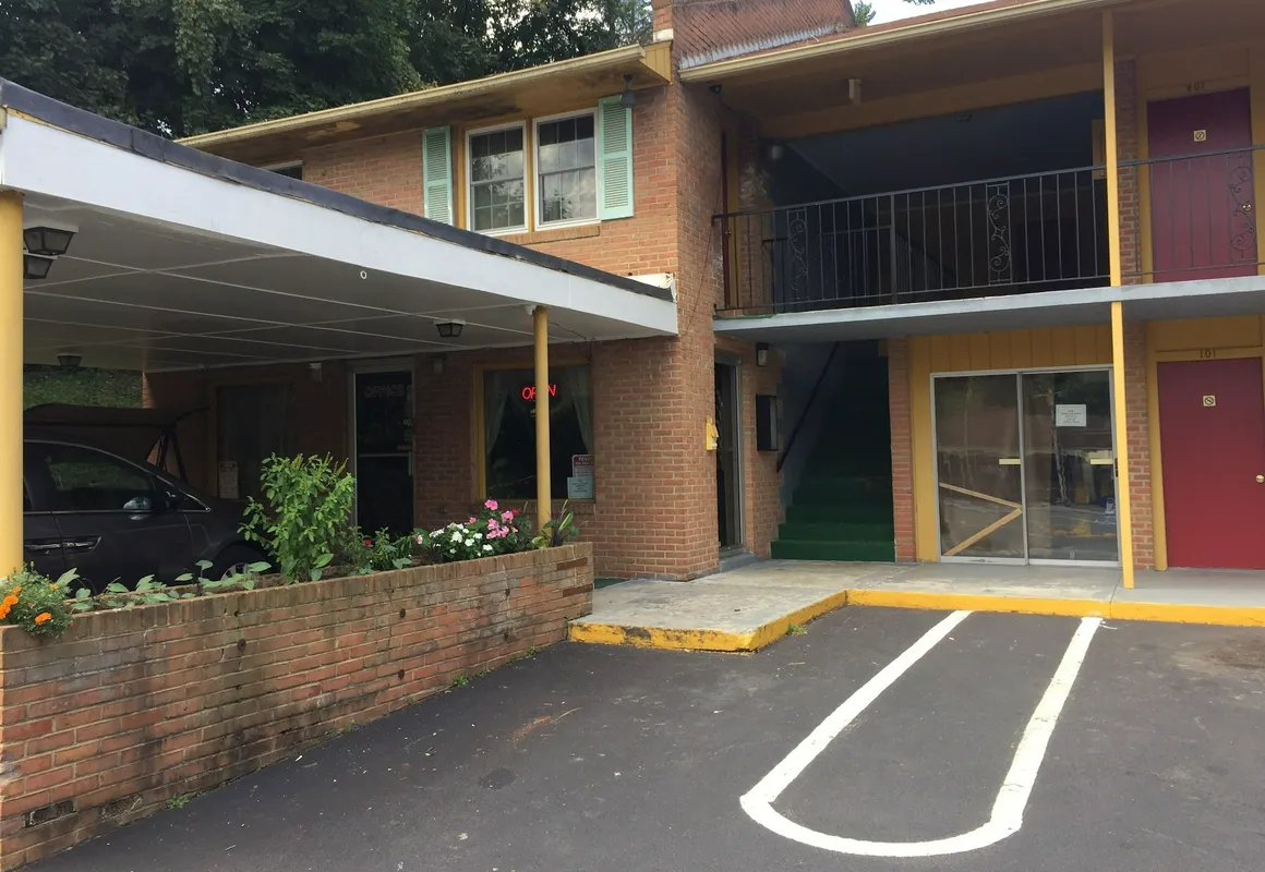 Royal Inn Motel hotel hero