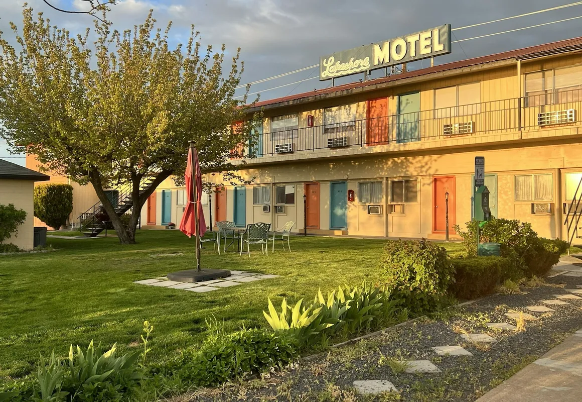 Lakeshore Inn Water Front hotel hero