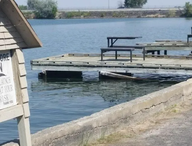 Lakeshore Inn Water Front hotel detail image 2