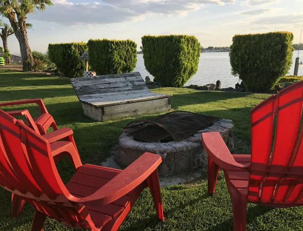 Lakeshore Inn Water Front hotel detail image 3