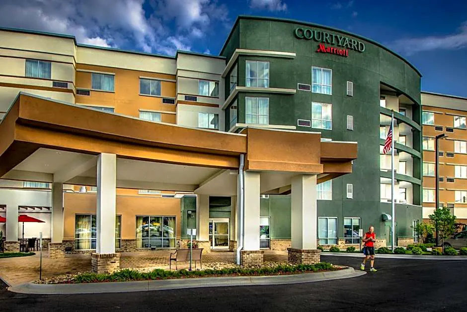 Courtyard by Marriott Charleston Downtown/Civic Center hotel hero