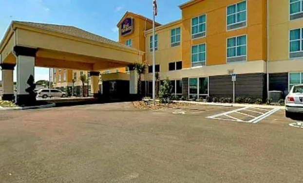 Best Western Plus Chain of Lakes Inn & Suites hotel detail image 1